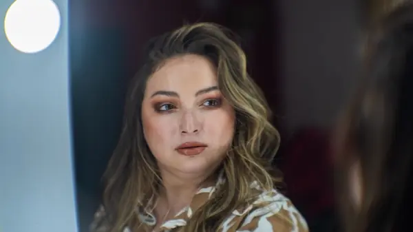 Descubra o que significa glow up em português e a origem do termo