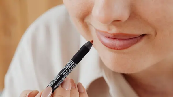 Preenchimento Labial: Técnicas Modernas, Harmonização Natural e Cuidados Pós-Procedimento