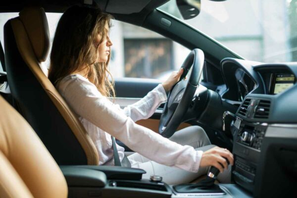 Roupa Confortável para Mulher Dirigir Carro: Estilo, Liberdade e Segurança ao Volante