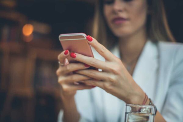 Unhas Grandes e Uso do Celular: Dicas, Cuidados e Desafios para Quem Ama Unhas Longas